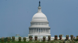 Trump cumple 79 años y preside un desfile militar en medio de una protesta nacional