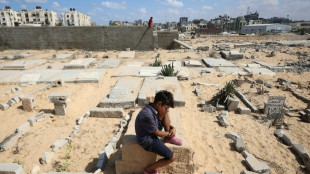"Vivimos con los muertos": cuando los desplazados de Gaza se refugian en un cementerio