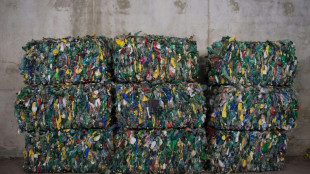 Plastique: le gouvernement présente un plan de réduction de la pollution plastique