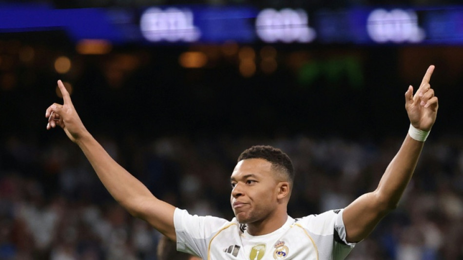 Real Madrid goleia Valencia (4-0) e se mantém isolado na liderança do Espanhol