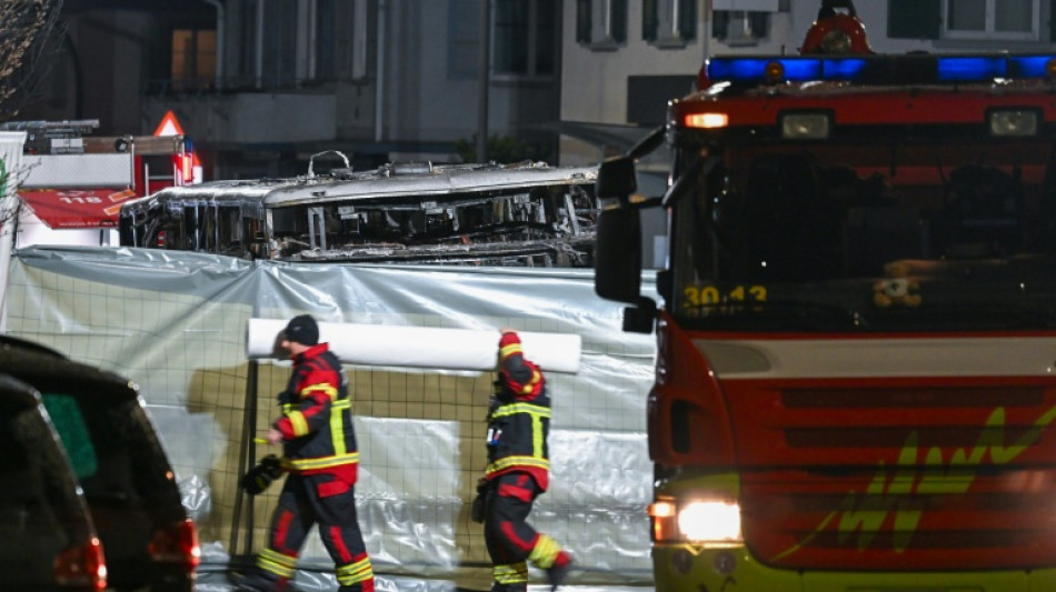 Incendie d'un autocar en Suisse: au moins six morts, la police privil&eacute;gie la piste d'un "acte volontaire"