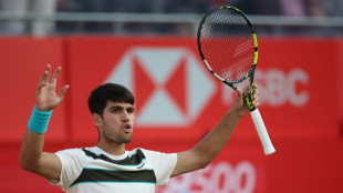 Alcaraz sofre mas vence Munar e vai às quartas de final de Queen's