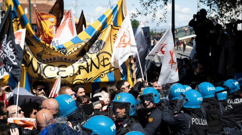 Além de Veneza, quais são os outros destinos que se protegem do turismo de massa? 