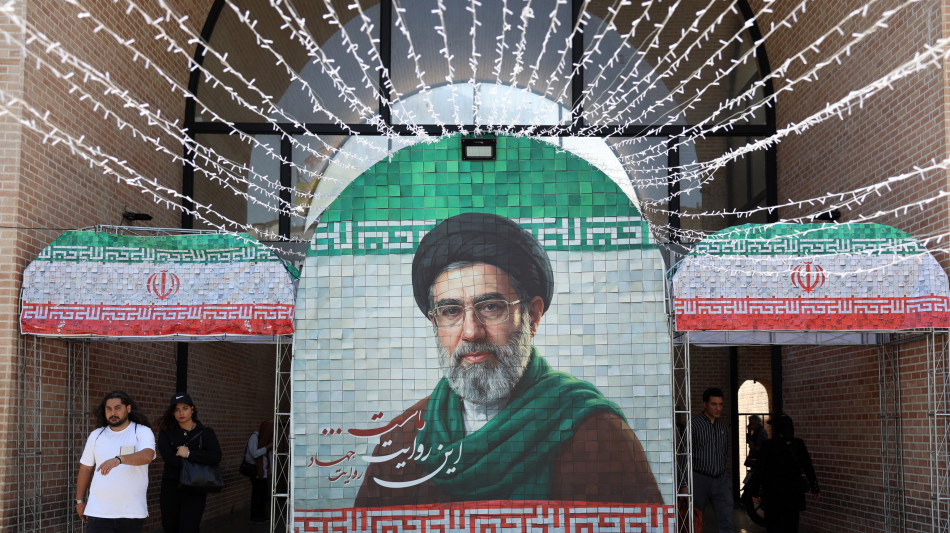 Wsj, Iran parla per la prima volta di Khamenei, 'lesioni a rotula e schiena'