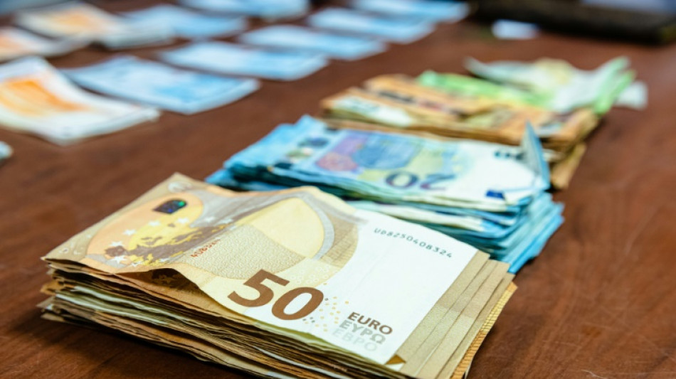 Mann versteckt 124.000 Euro in kleinem Kühlschrank vor Zoll