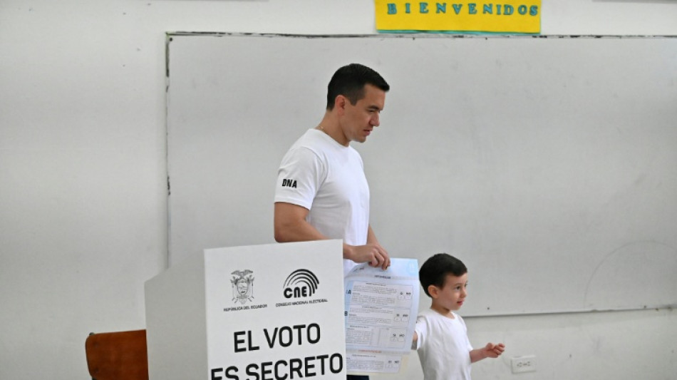 Ecuador vota sobre el regreso de las bases militares extranjeras y la nueva Constituci&oacute;n