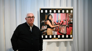 Dos amigas de Amy Winehouse se habr&iacute;an aprovechado del descuido de su padre para subastar articulos de la estrella