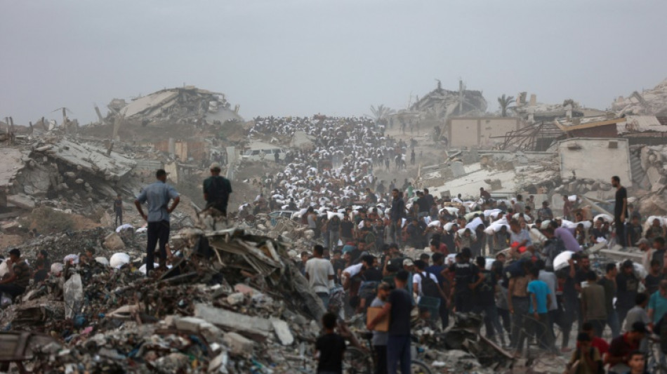 Gaza, vista do céu, é um território submerso na escuridão