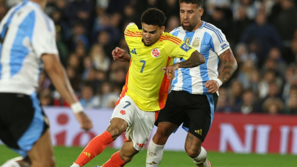 Com um a menos, Argentina reage e empata com a Colômbia (1-1) pelas Eliminatórias