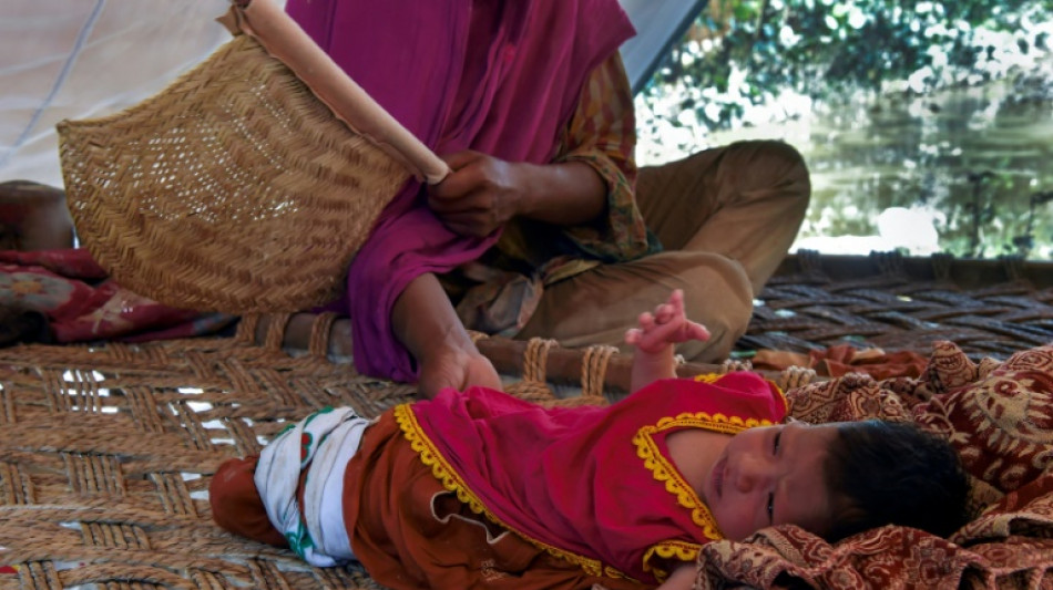 Una madre y su hija reci&eacute;n nacida sobreviven entre el barro tras las inundaciones de Pakist&aacute;n