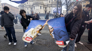 Corteo a Roma, bruciato cartellone con Meloni e Nordio