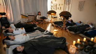 J&oacute;venes trabajadores chinos combaten el estr&eacute;s en centros de relajaci&oacute;n 