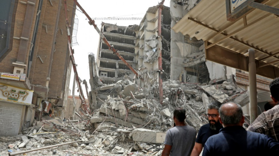 Al menos seis muertos en el derrumbe de un edificio en Ir&aacute;n