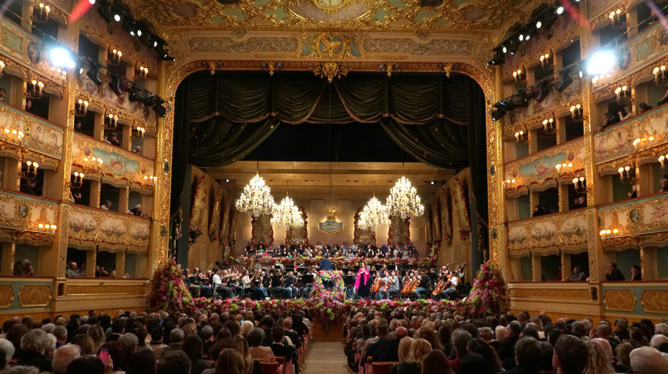 Anche il direttore del concerto alla Fenice indossa la spilla 'di protesta'