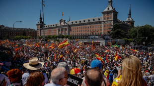 In migliaia sfilano a Madrid chiedendo le dimissioni di Sanchez