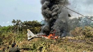Avi&atilde;o militar cai com 125 pessoas a bordo e deixa 8 mortos na Col&ocirc;mbia