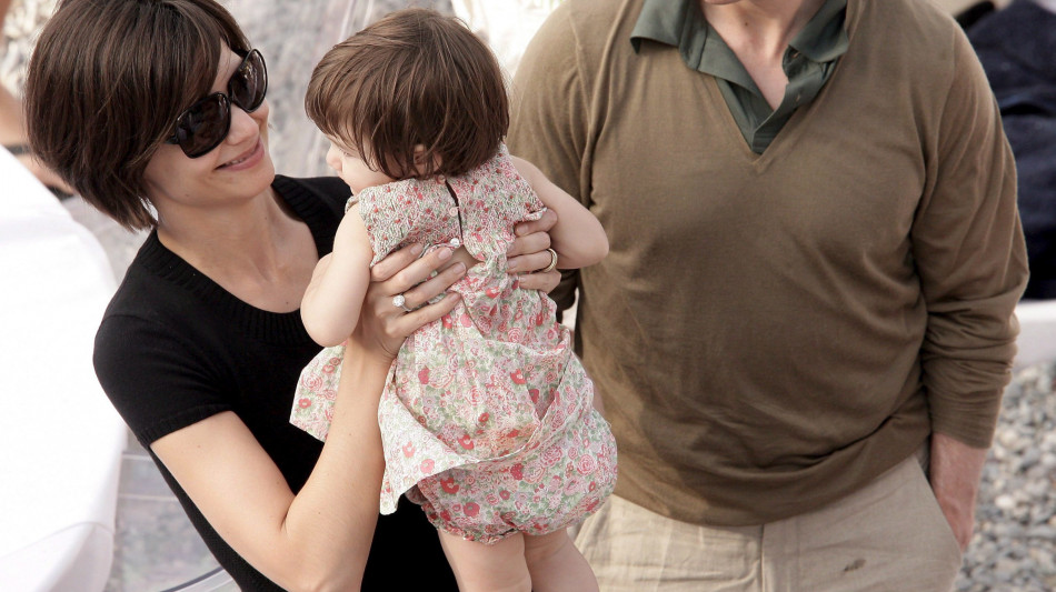 La figlia di Tom Cruise rinuncia al cognome del padre, nuova vita come Suri Noelle