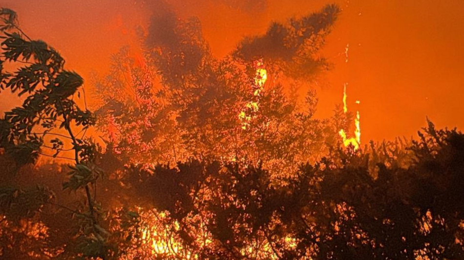 Incendio sul Monte Faeta, nella notte evacuate 3500 persone